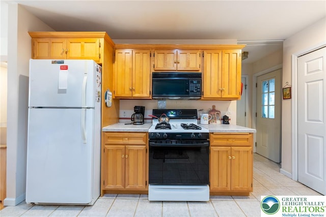 11 Apache Dr, Upper Mt Bethel Twp, PA 18343 - kitchen featuring freestanding refrigerator, black microwave, range with gas cooktop, and light countertops