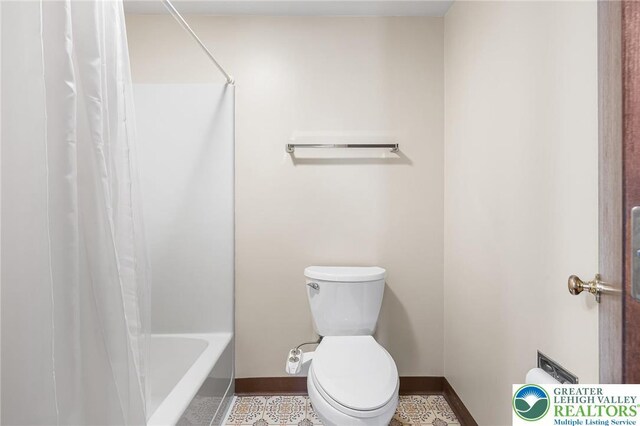 1411 Linden St, Bethlehem City, PA 18018 - bathroom with baseboards and shower / tub combo