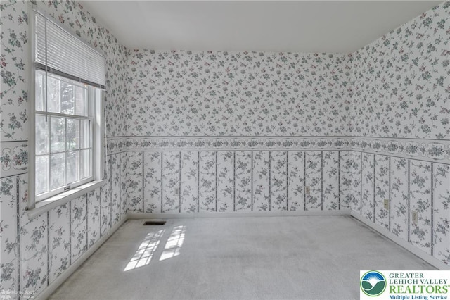634 Country Club Rd, Easton, PA 18045 - empty room with wallpapered walls and carpet