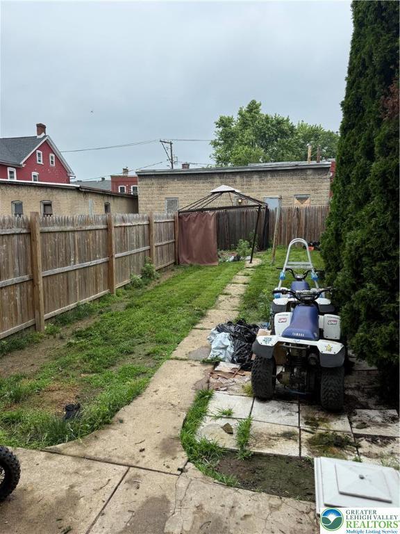 713 E 5th St, Bethlehem City, PA 18015 - view of fenced backyard