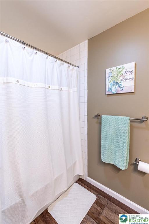 2657 Anthony Ct, Palmer Twp, PA 18045 - full bathroom featuring wood finished floors and a shower with curtain