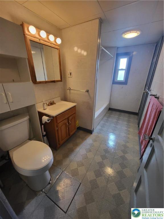 419 E Walnut St, Allentown City, PA 18109 - bathroom featuring vanity and shower / bathtub combination
