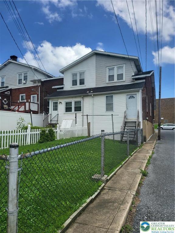 419 E Walnut St, Allentown City, PA 18109 - view of front of property featuring entry steps and a fenced front yard