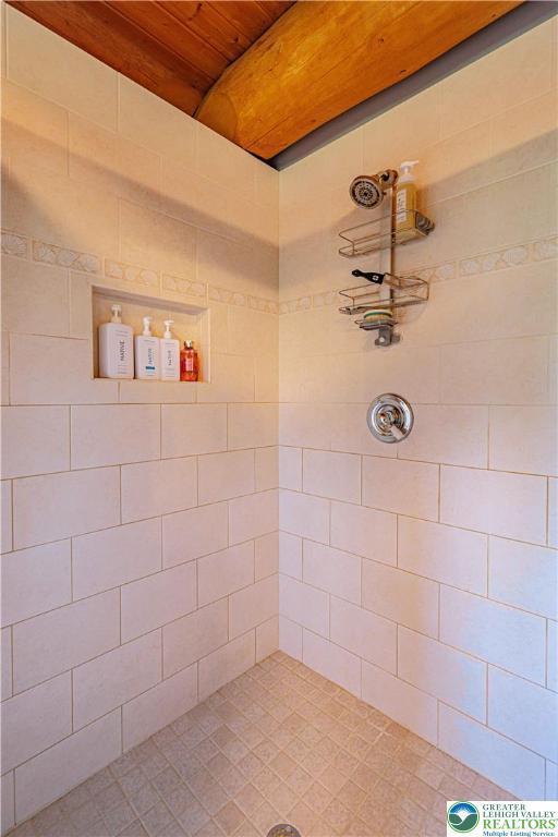 379 Meyer Rd, Bushkill Twp, PA 18064 - bathroom featuring tiled shower and wood ceiling