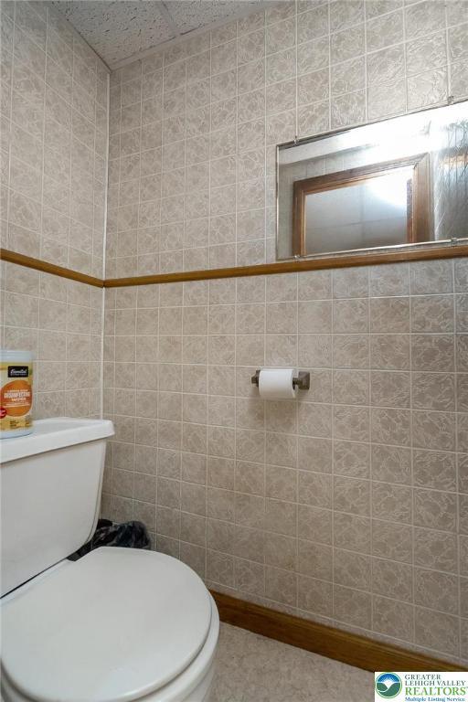 468 E 9th St, Northampton Boro, PA 18067 - bathroom with toilet
