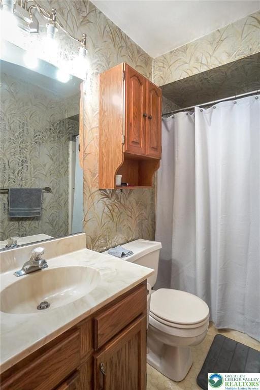 468 E 9th St, Northampton Boro, PA 18067 - full bath featuring wallpapered walls, vanity, and a shower with curtain