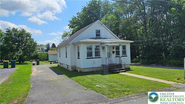 532 Oakwood St, Palmer Twp, PA 18045 - view of front of home featuring a front lawn and asphalt driveway