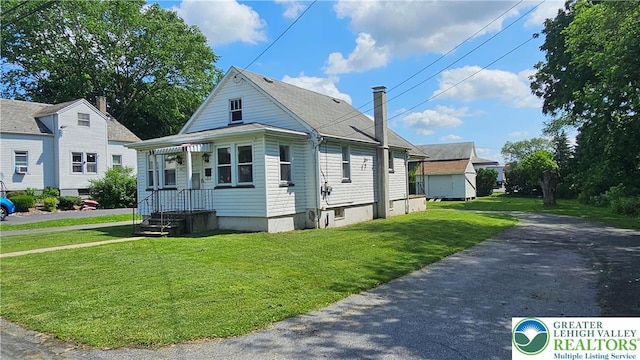 532 Oakwood St, Palmer Twp, PA 18045 - view of front of property featuring a front yard and asphalt driveway
