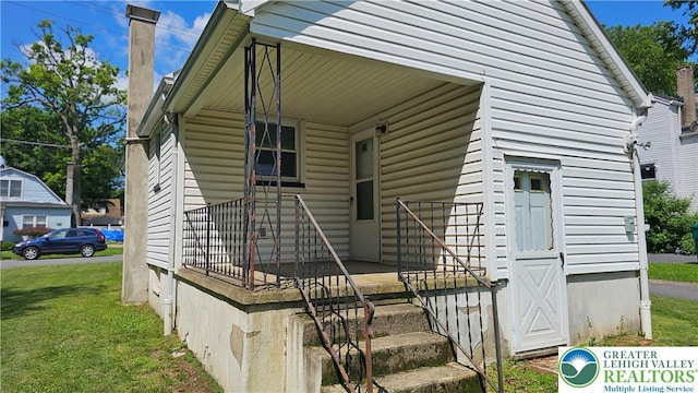532 Oakwood St, Palmer Twp, PA 18045 - view of front facade with a chimney and a front yard