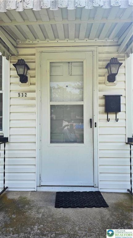 532 Oakwood St, Palmer Twp, PA 18045 - entrance to property
