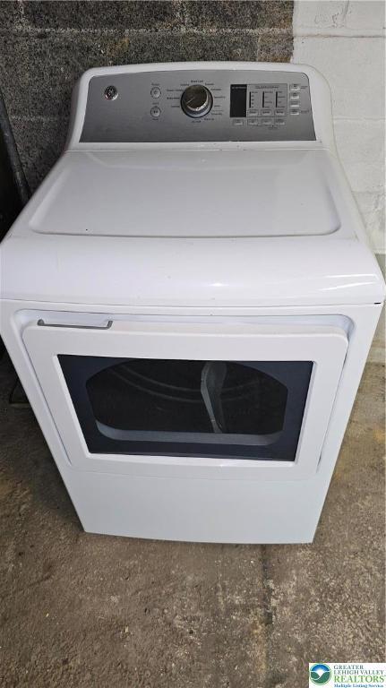 532 Oakwood St, Palmer Twp, PA 18045 - laundry view of washer / dryer