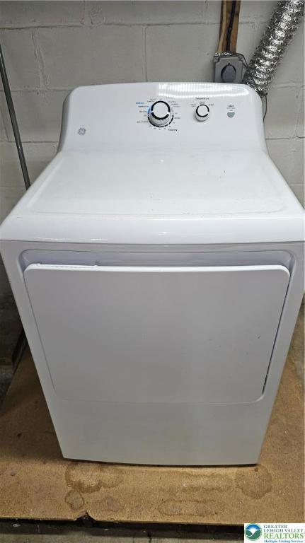 532 Oakwood St, Palmer Twp, PA 18045 - laundry area with washer / dryer and concrete block wall