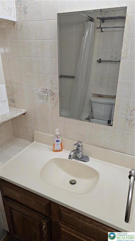 532 Oakwood St, Palmer Twp, PA 18045 - bathroom with vanity and a shower with shower curtain
