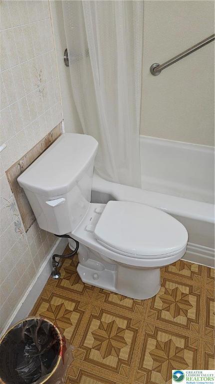 532 Oakwood St, Palmer Twp, PA 18045 - full bathroom featuring shower / bath combination with curtain and tile patterned floors
