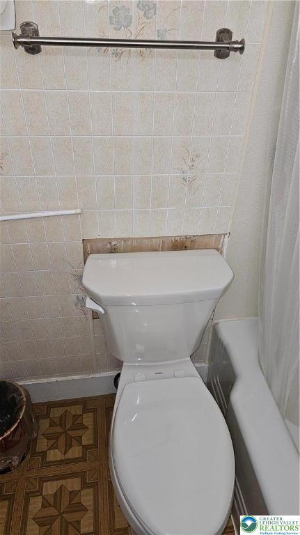 532 Oakwood St, Palmer Twp, PA 18045 - bathroom featuring toilet and shower / bathtub combination with curtain