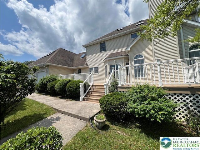 106 Lynx Ln, Chestnuthill Twp, PA 18330 - view of front of property featuring a deck