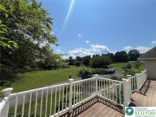 106 Lynx Ln, Chestnuthill Twp, PA 18330 - wooden deck featuring a yard