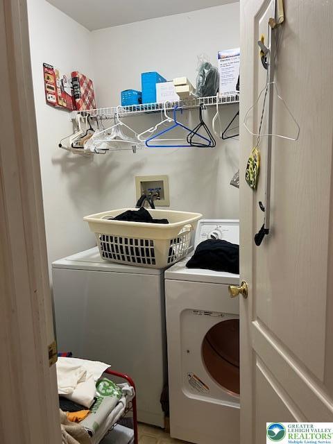 255 Ridings Cir, Macungie Boro, PA 18062 - laundry room with washer and clothes dryer