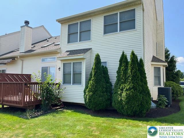255 Ridings Cir, Macungie Boro, PA 18062 - back of house with a wooden deck and a yard