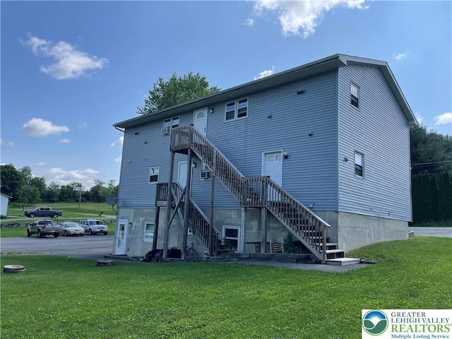 1295 Bunny Ln, Chestnuthill Twp, PA 18322 - back of property with stairs and a yard
