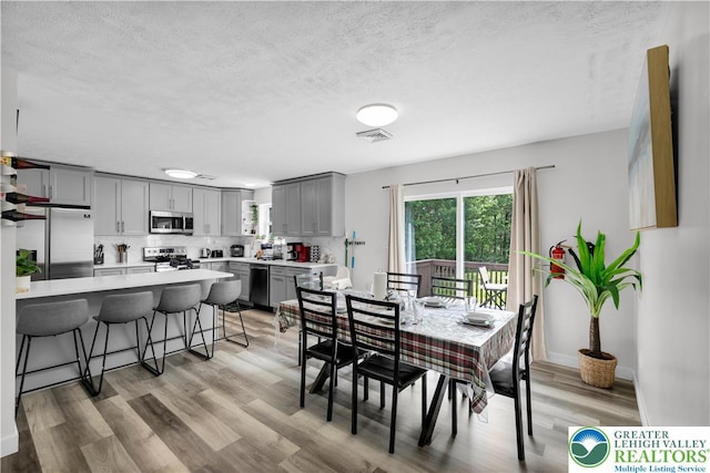 672 Clearview St, Tobyhanna Twp, PA 18334 - dining area featuring a textured ceiling and light wood-type flooring