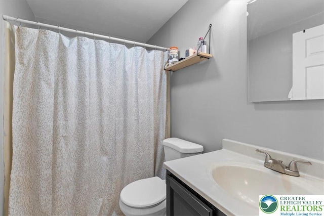 2233 Fox Run, Wilson Boro, PA 18042 - full bath featuring vanity and a shower with curtain