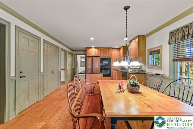 6513 Station Vw, Upper Milford Twp, PA 18092 - dining room with light wood-style flooring, crown molding, recessed lighting, and a chandelier