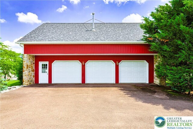6513 Station Vw, Upper Milford Twp, PA 18092 - garage featuring a garage