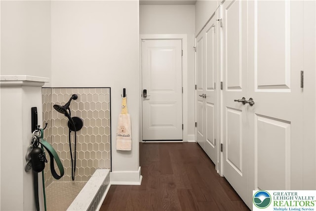 5635 Saucon Ridge Rd, Upper Saucon Twp, PA 18036 - hallway featuring dark wood-style floors