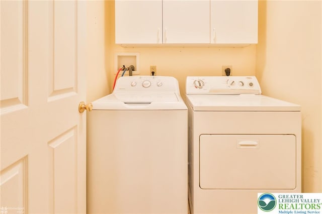 142 Hickory Ln, Chestnuthill Twp, PA 18353 - laundry area with cabinet space and independent washer and dryer