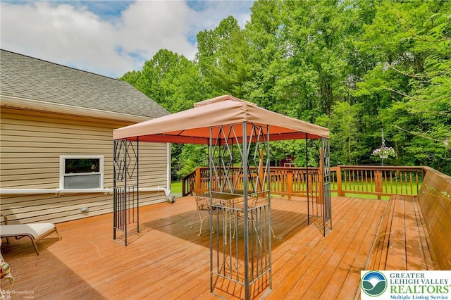 142 Hickory Ln, Chestnuthill Twp, PA 18353 - deck featuring a gazebo