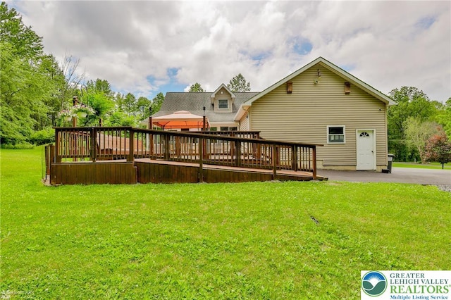 142 Hickory Ln, Chestnuthill Twp, PA 18353 - rear view of property with a deck and a lawn