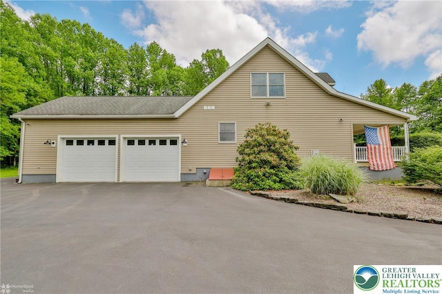 142 Hickory Ln, Chestnuthill Twp, PA 18353 - view of side of home featuring driveway and a garage