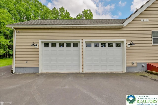 142 Hickory Ln, Chestnuthill Twp, PA 18353 - garage with driveway
