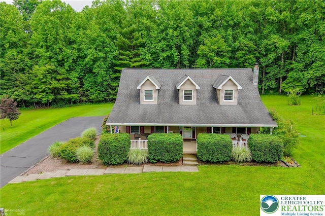 142 Hickory Ln, Chestnuthill Twp, PA 18353 - cape cod house with a porch, a front yard, and a chimney