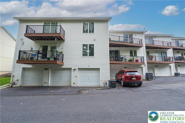 26 Chestnut Commons Ct, Easton, PA 18040 - back of property with a garage and driveway