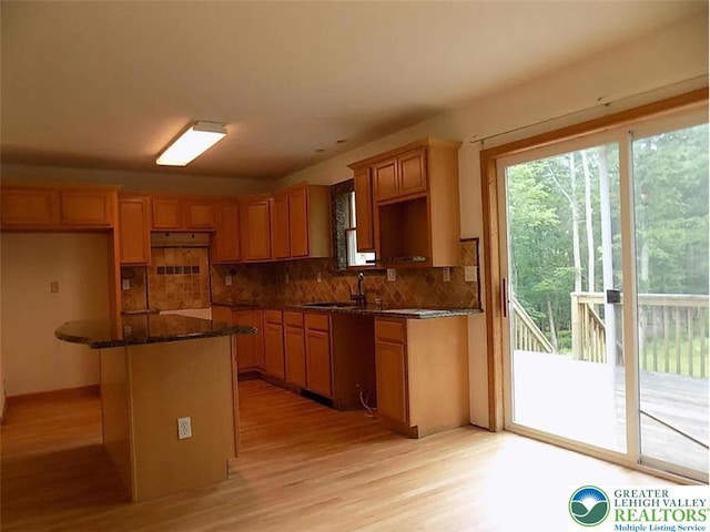 217 St Andrews Dr, Middle Smithfield Twp, PA 18324 - kitchen featuring light wood-style floors, backsplash, a kitchen island, a kitchen bar, and dark stone counters