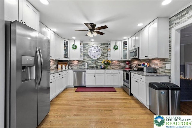 320 Nulton Ave, Palmer Twp, PA 18045 - kitchen with appliances with stainless steel finishes, a ceiling fan, backsplash, white cabinets, and recessed lighting