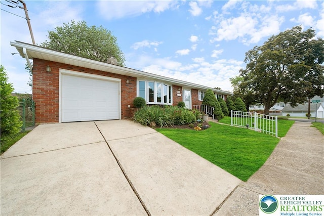 275 E Thomas Ave, Hellertown Boro, PA 18055 - single story home featuring brick siding, an attached garage, and concrete driveway