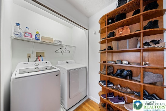 275 E Thomas Ave, Hellertown Boro, PA 18055 - laundry area featuring washing machine and clothes dryer and light wood-style flooring