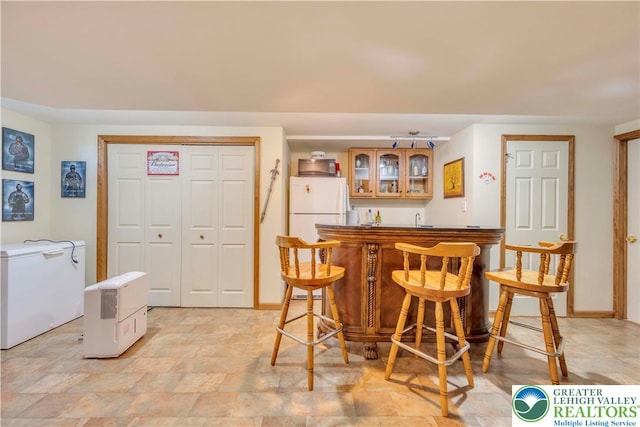 101 Blackstone Dr, Bushkill Twp, PA 18091 - indoor wet bar featuring freestanding refrigerator and baseboards