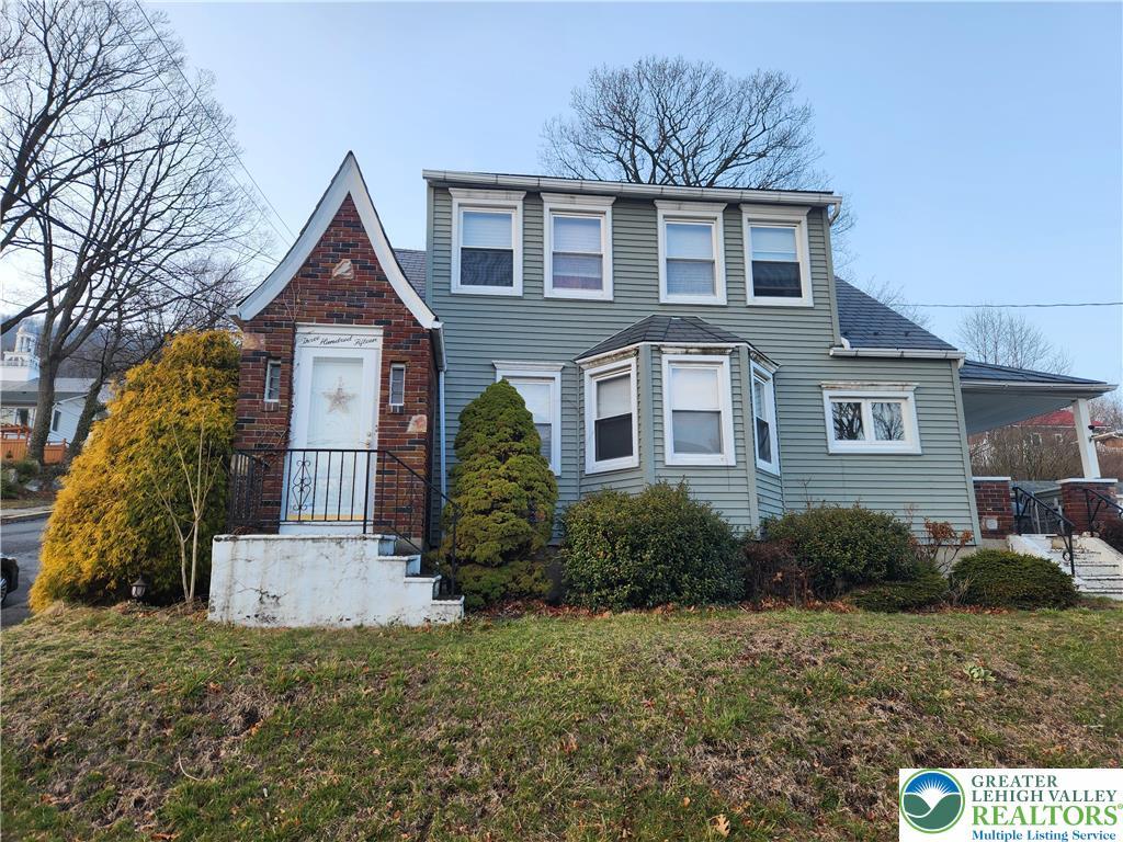 315 W Mountain Ave, Pen Argyl Boro, PA 18072 - view of front of home with a front yard