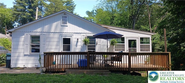 618 Mccabe Ln, Hamilton Twp, PA 18353 - back of house with a wooden deck
