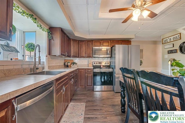 259 5th St, Coaldale Boro, PA 18218 - kitchen with stainless steel appliances, dark wood-type flooring, a ceiling fan, tasteful backsplash, and light countertops