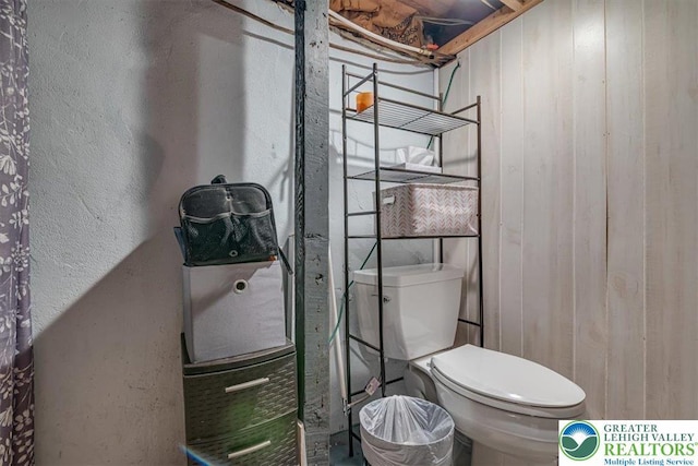 259 5th St, Coaldale Boro, PA 18218 - bathroom with toilet and a textured wall
