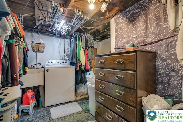 259 5th St, Coaldale Boro, PA 18218 - unfinished below grade area with washer / clothes dryer and a sink