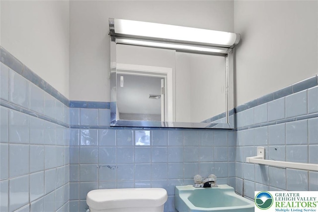 217 2nd St, Walnutport Boro, PA 18088 - bathroom with tile walls