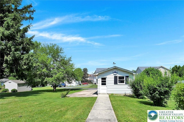 217 2nd St, Walnutport Boro, PA 18088 - view of front of house featuring a front lawn