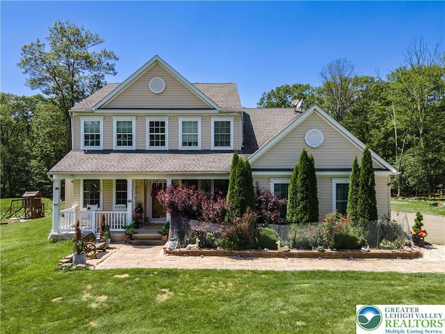 6 Westridge Ct, Middle Smithfield Twp, PA 18302 - view of front of property featuring covered porch, roof with shingles, and a front lawn