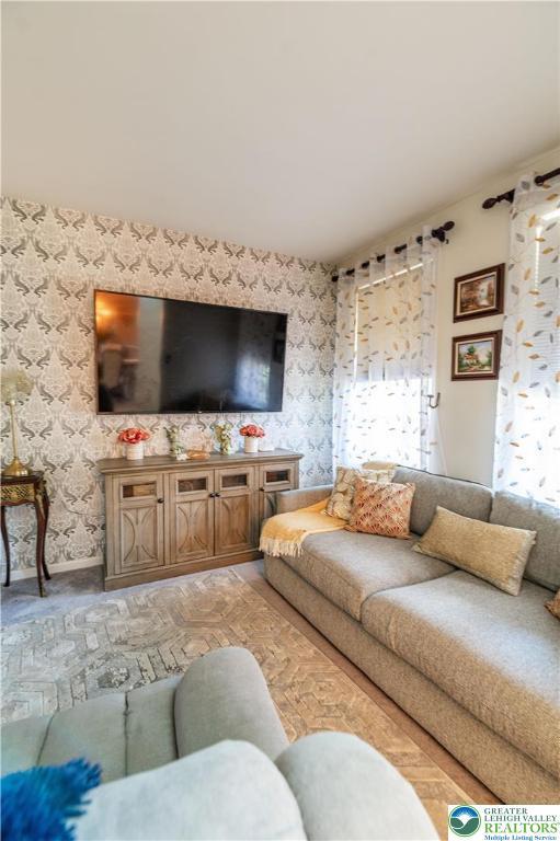 6 Westridge Ct, Middle Smithfield Twp, PA 18302 - living area featuring wallpapered walls